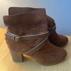 Brown New Direction ankle boots with 3-inch heel - suede material